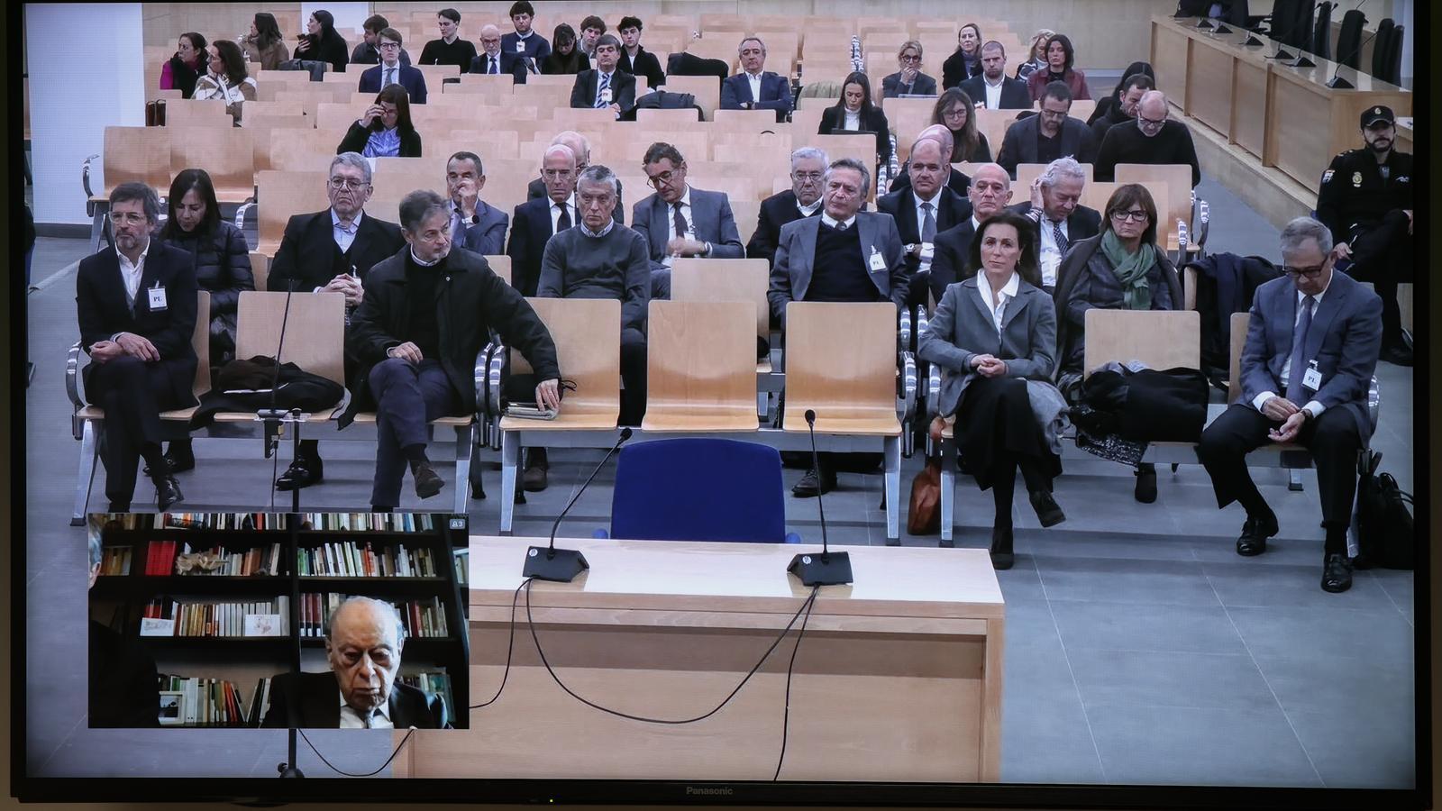Imagen de la pantalla de la sala de prensa de la Audiencia Nacional donde se ve al expresidente Jordi Pujol conectado por videoconferencia durante el juicio por la presunta fortuna familiar.