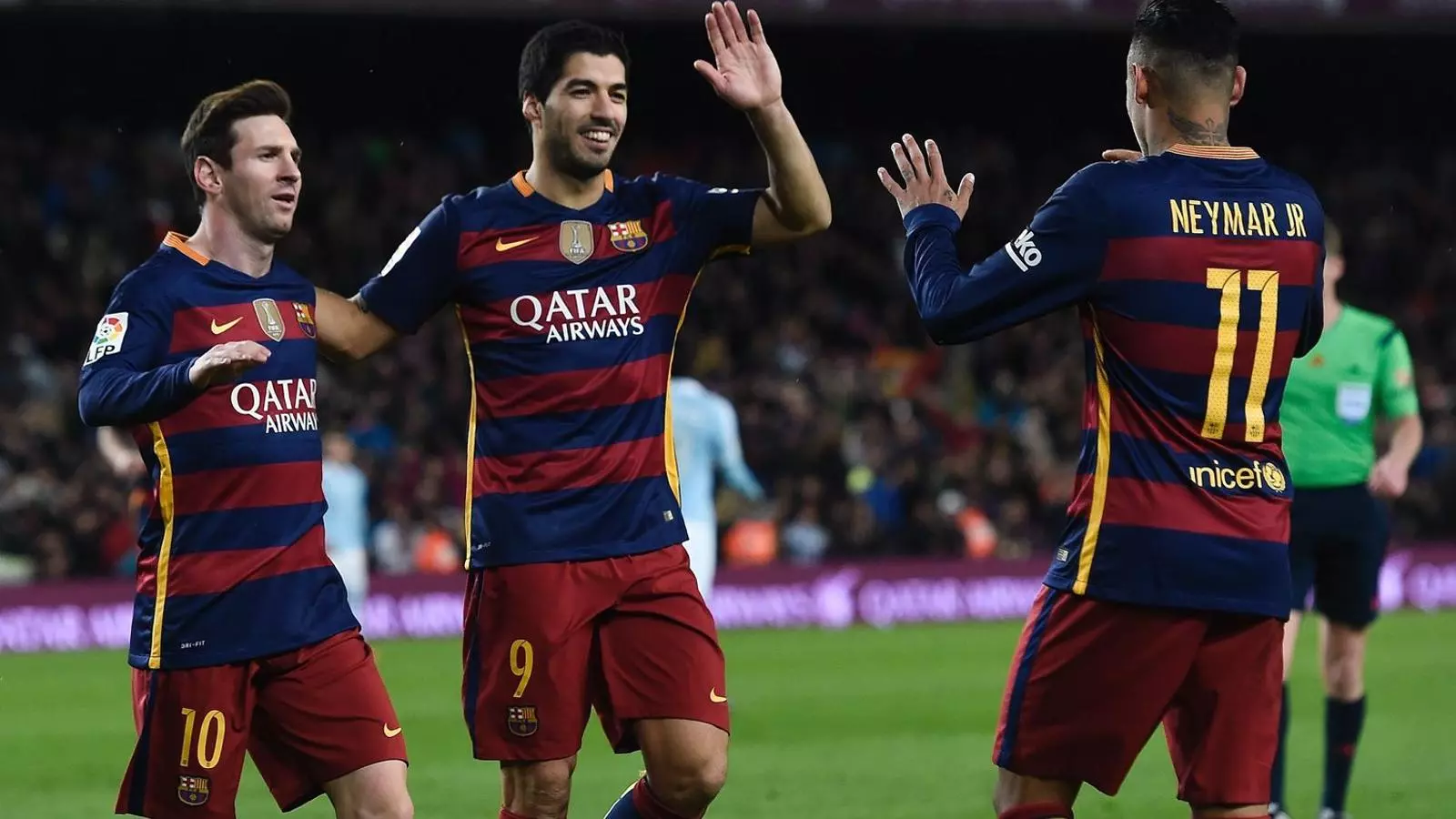 El trident ofensiu del Barça celebrant el gol de Neymar durant els últims minuts del partit.