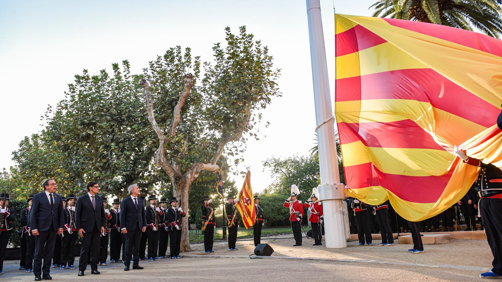 El presidente del Parlamento, Josep Rull; el presidente de la Generalitat, Salvador Illa y el alcalde de Barcelona, Jaume Collboni, durante el acto solemne de izada de la senyera la víspera de la Diada Nacional de Cataluña, ante el Parlamento, el 10 de septiembre de 2026, en Barcelona