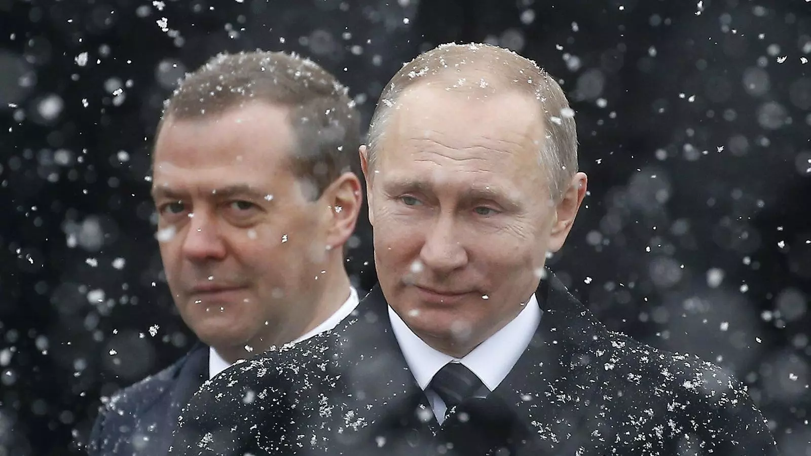 Vladímir Putin i, al fons, el primer ministre dimitit Dmitri Medvédev, en una imatge d’arxiu.