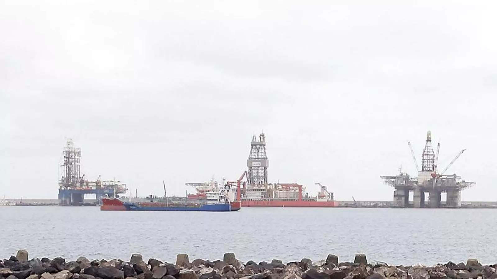 Dues plataformes i un vaixell plataforma al port de Las Palmas de Gran Canaria.