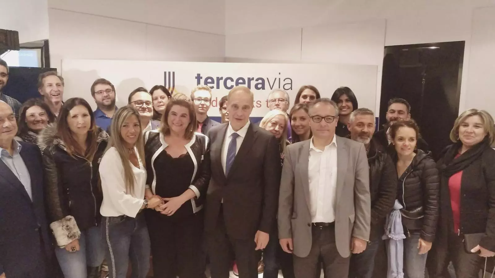 Els candidats de la terceravia després de conéixer els resultats. / B. N.