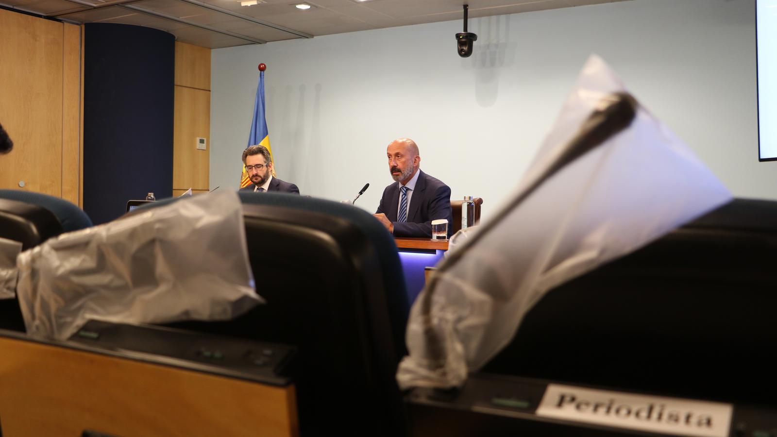 El ministre de Salut, Joan Martínez Benazet, acompanyat del ministre portaveu, Eric Jover. / E.C. (ANA)