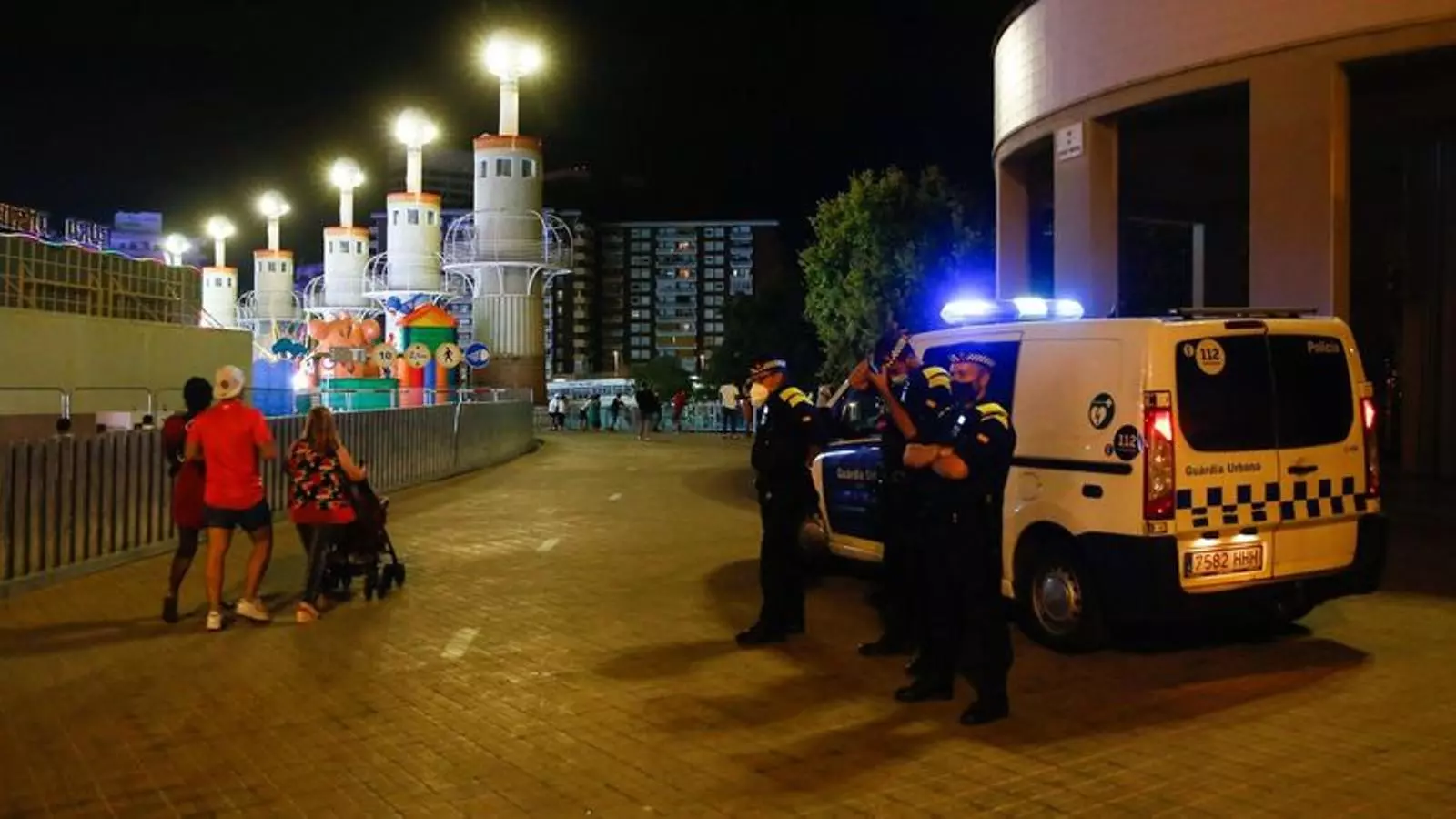 Un control de la Guàrdia Urbana per evitar 'botellons' a la ciutat