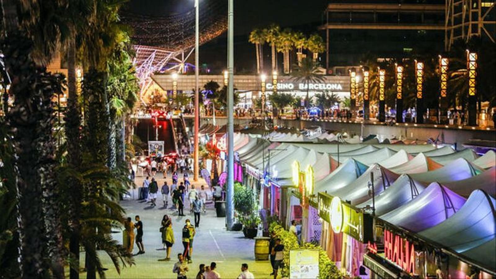 Els locals d’oci del Port Olímpic oberts de nit en una imatge d’arxiu.