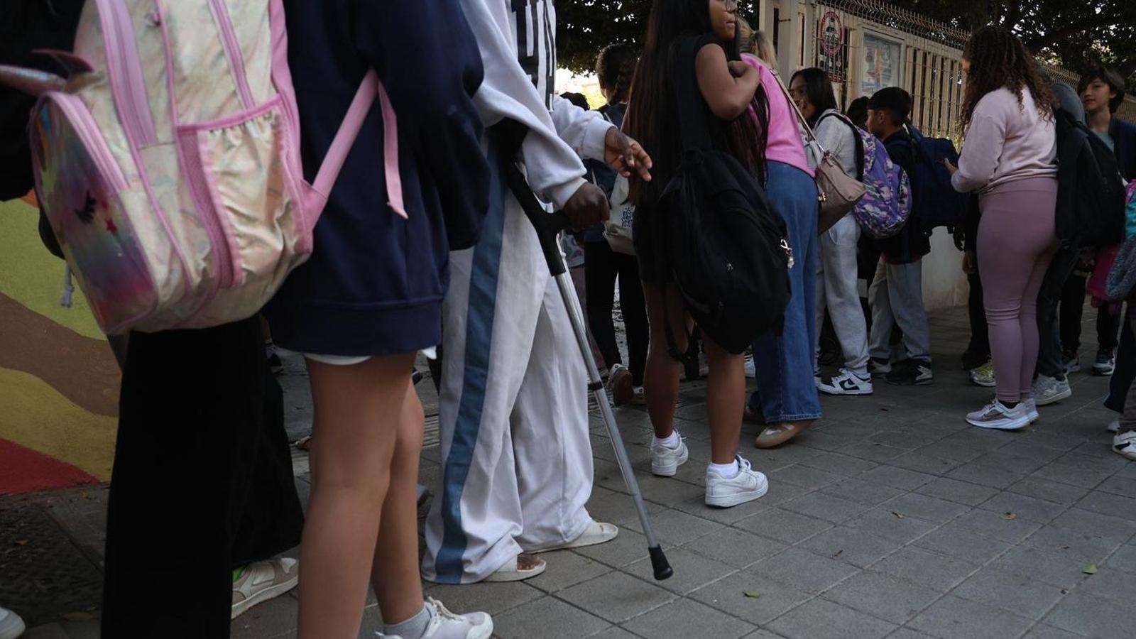 Alumnes del CEIP Son Pizà esperen per entrar al centre.
