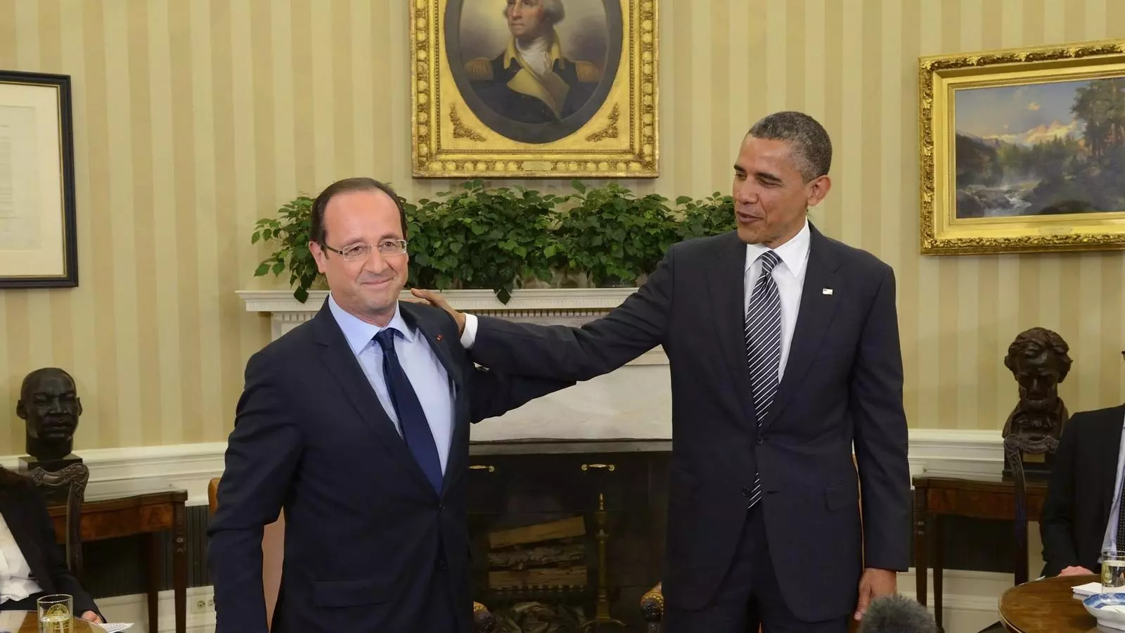 PRIMERA TROBADA A LA CASA BLANCA El president dels Estats Units, Barack Obama, va rebre ahir al Despatx Oval de la Casa Blanca el seu homòleg francès, François Hollande, tot just estrenat en el càrrec. Tots dos van intercanviar unes paraules davant la premsa sobre la necessitat d'estimular el creixement econòmic més enllà de l'austeritat a Europa.