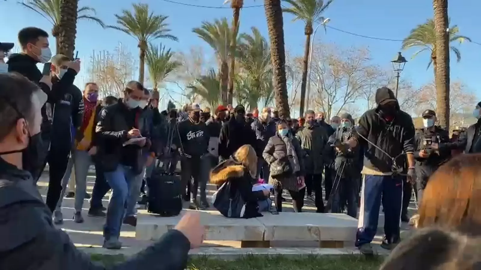 Centenars de persones es concentren davant del Consolat de Mar