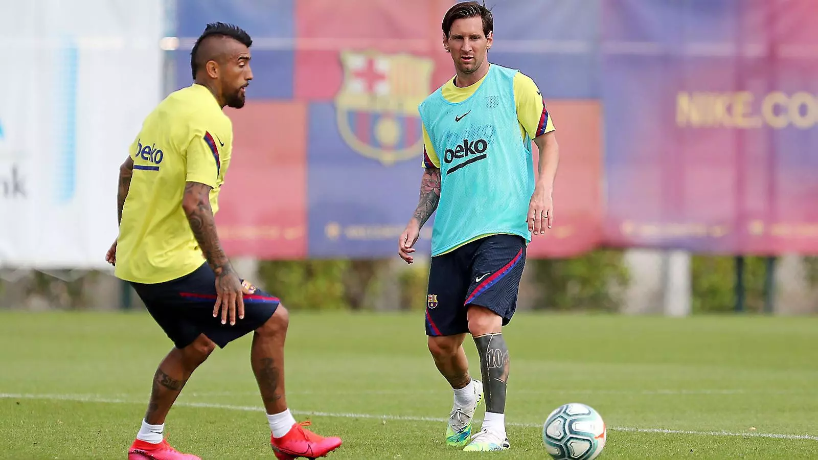 Arturo Vidal i Leo Messi durant un entrenament.