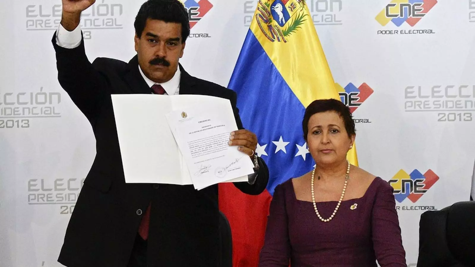 Nicolás Maduro amb el certificat dels resultats i la presidenta del CNE, Tibisay Lucena. AFP