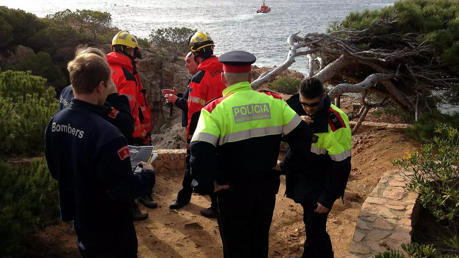 Bombers, mossos i Protecció Civil en un dispositiu de recerca d’un desaparegut.