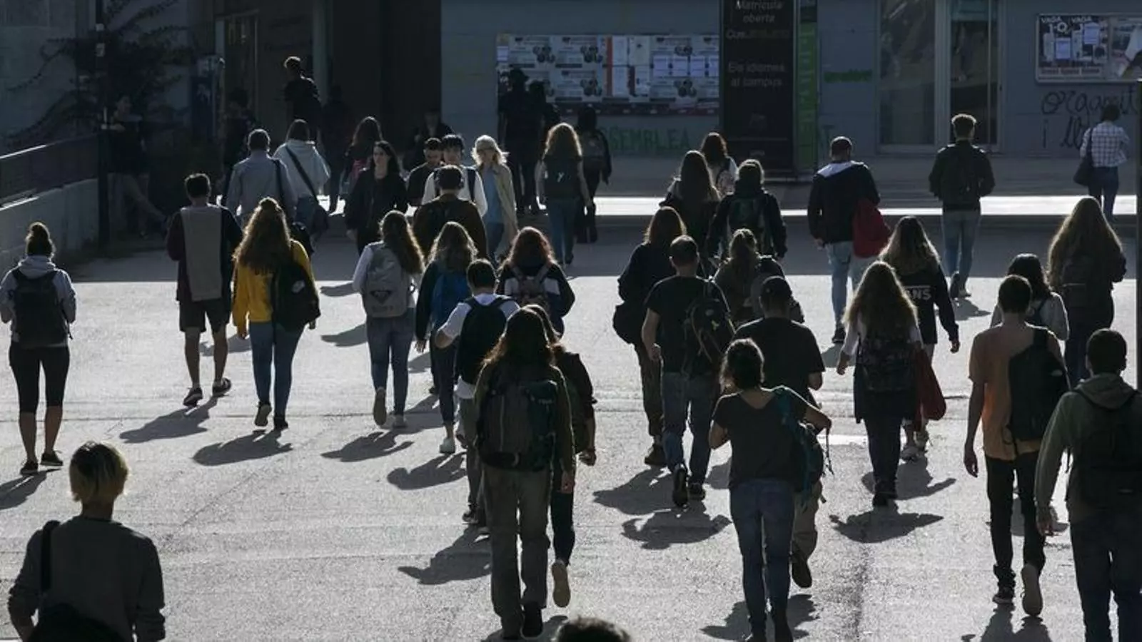 Estudiants caminant per la plaça Cívica de la Universitat Autònoma de Barcelona, a Cerdanyola. CRISTINA CALDERER