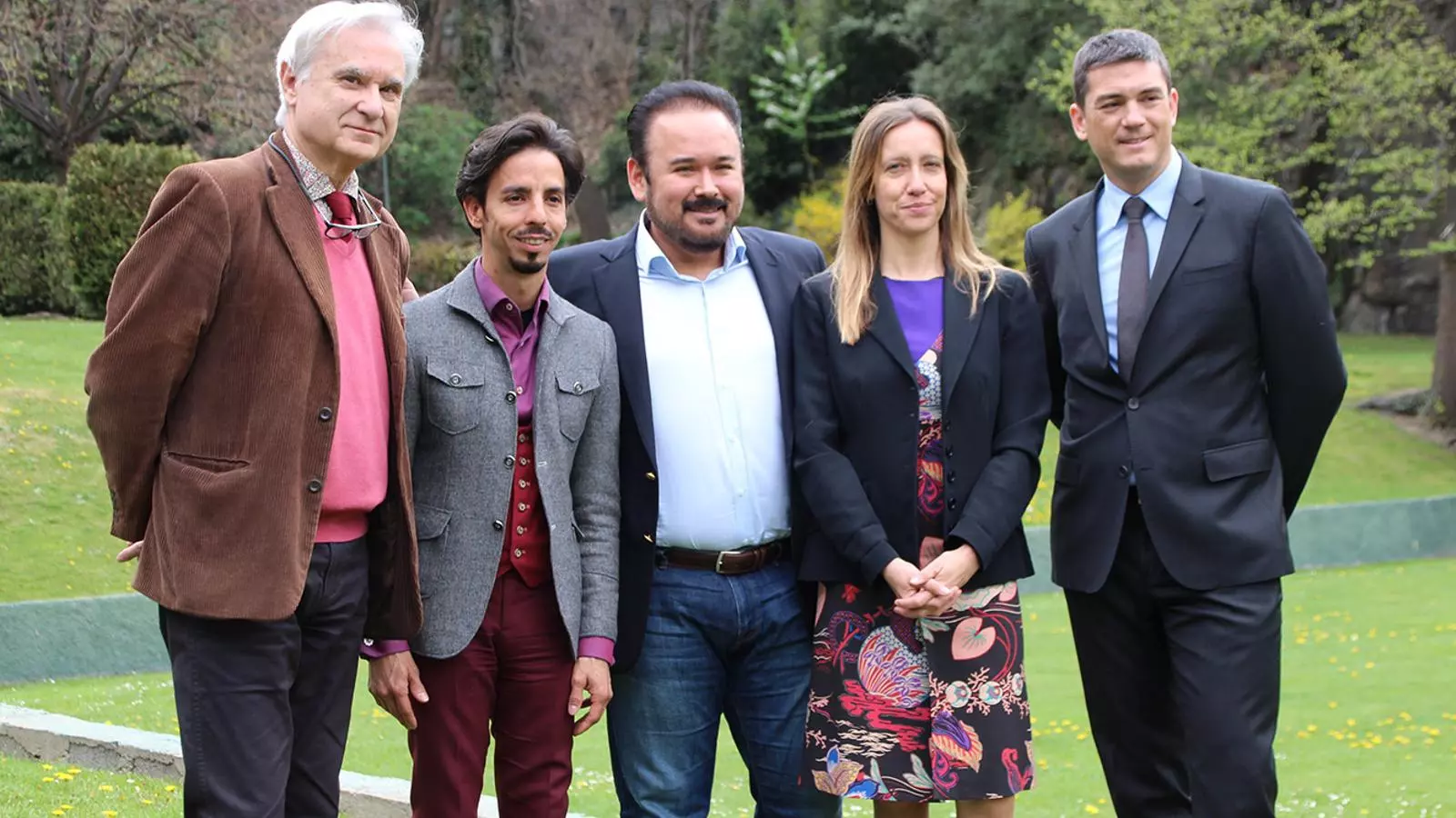 El pianista Angel Rodríguez (segon per l'esquerra) amb el tenor Javier Camarena al costat, directius de MoraBanc i el director de la temporada de música i dansa, Josep María Escribano (primer per l'esquerra). / B. N.