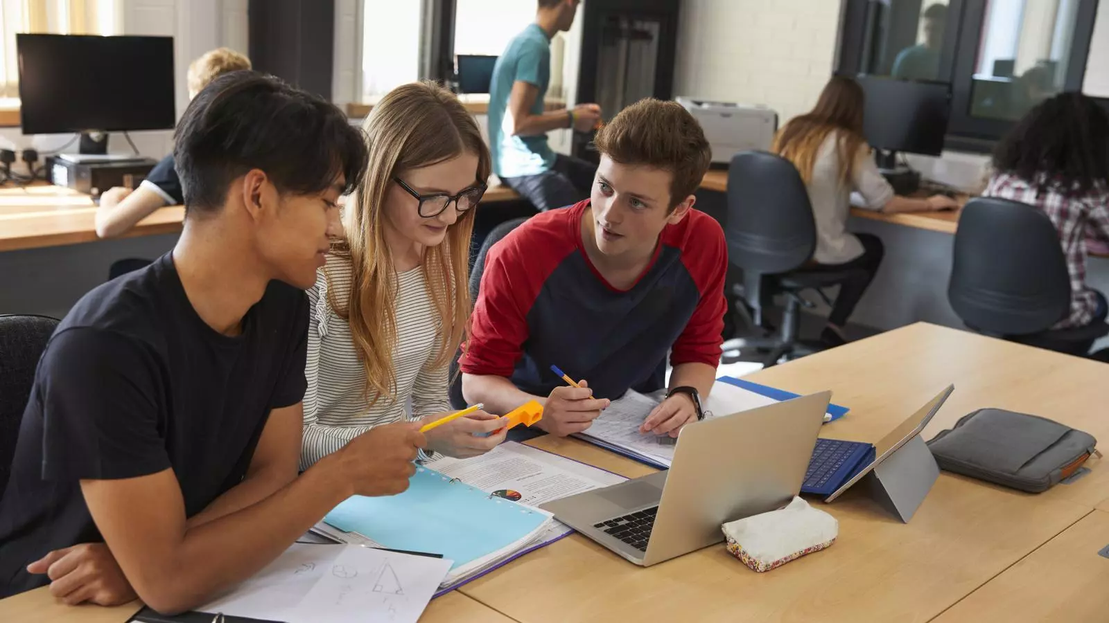 L'ús adequat de xarxes socialsfacilita la socialització dels estudiants i en millora el rendiment acadèmic en l'educació semipresencial