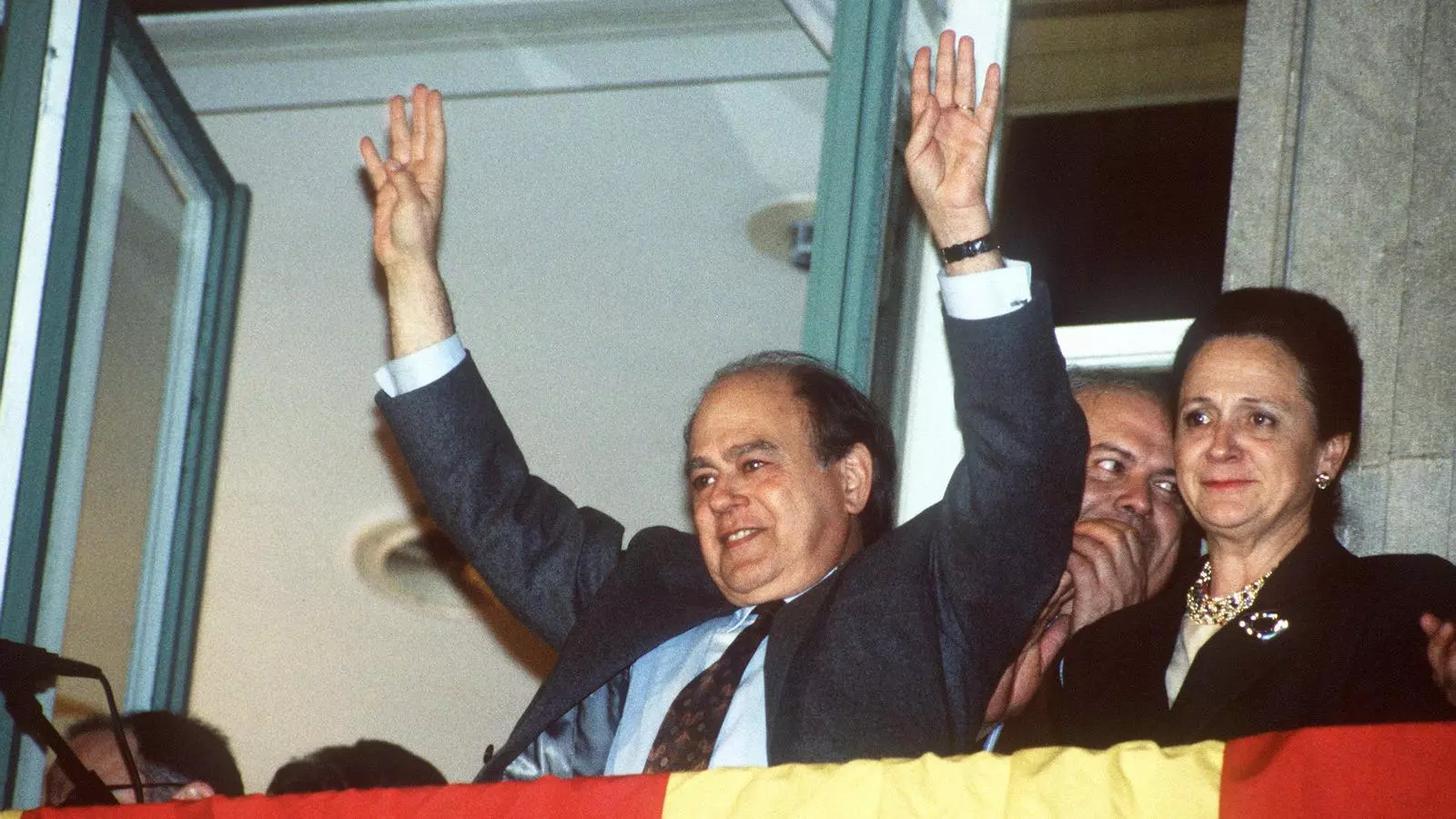 Jordi Pujol al balcó de la seu electoral de Convergència, després de revalidar la majoria absoluta a les eleccions autonòmiques el 1992