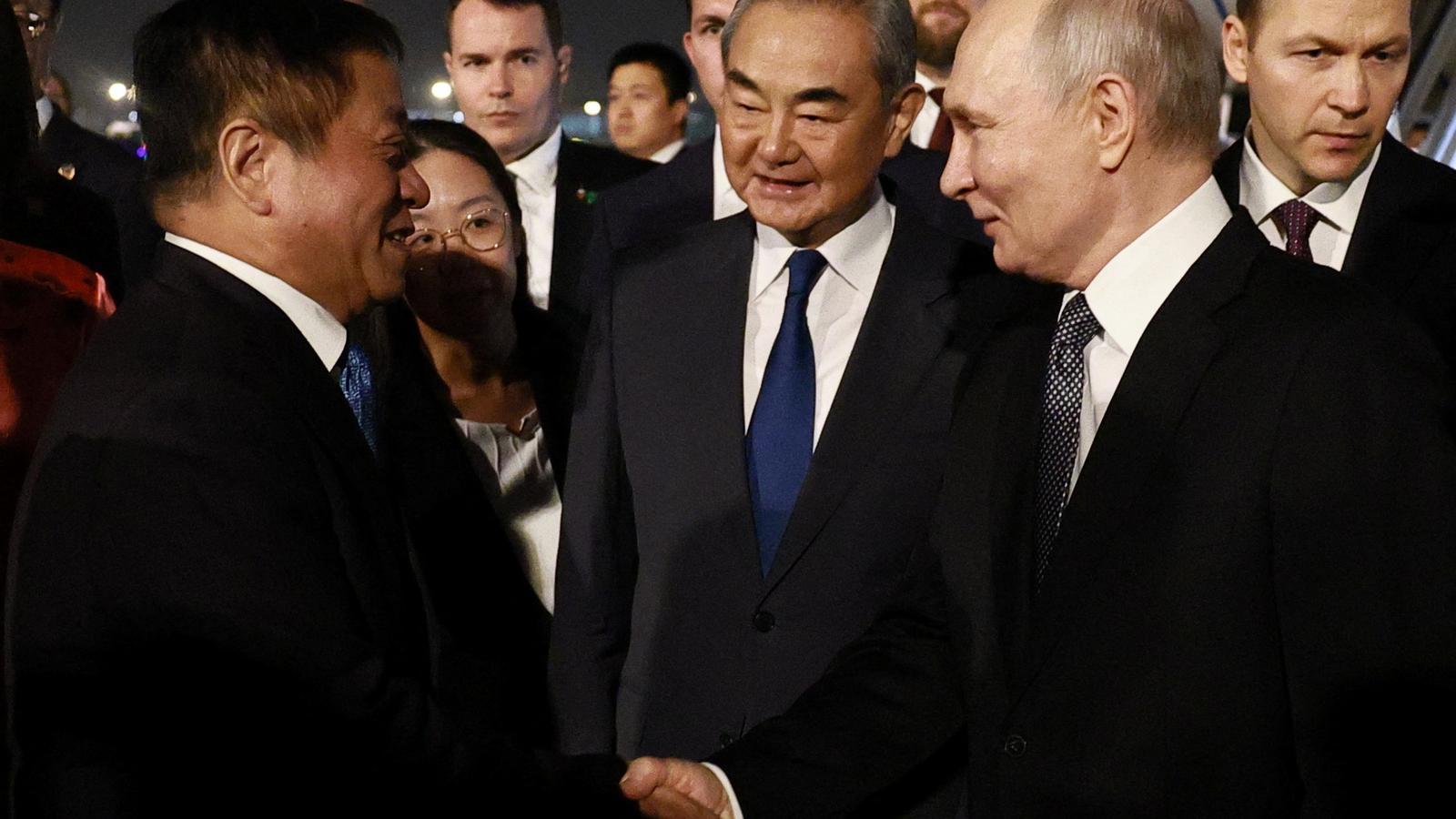 Vladímir Putin llega al aeropuerto de Pekín para su visita oficial a China.