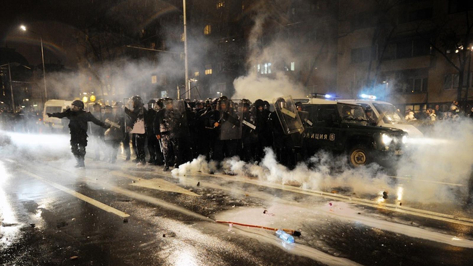 Forces antidisturbis a la protesta de dimarts a la nit a Sofia. NIKOLAI DOYCHINOV/ AFP