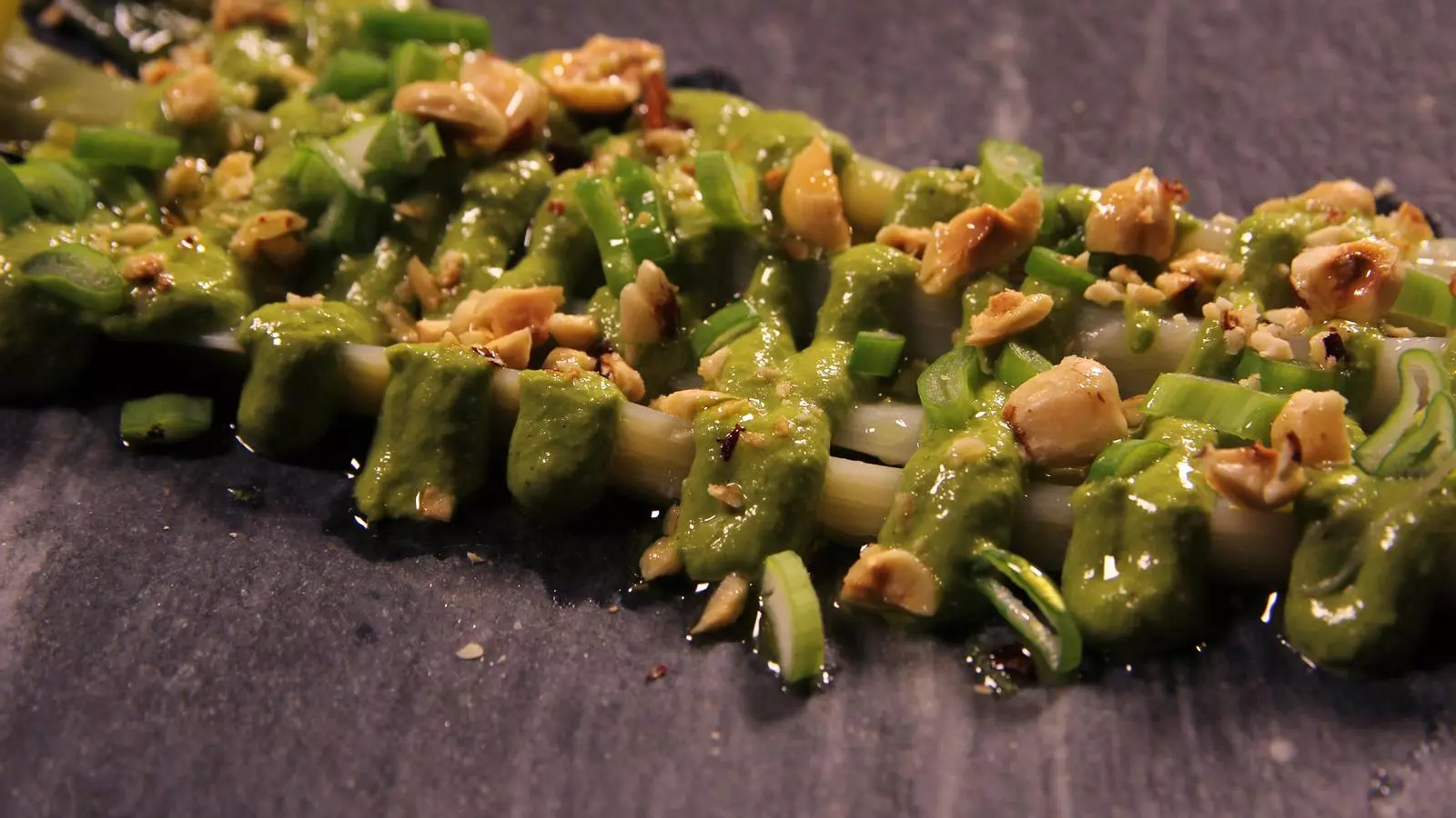Com es fan els calçots al vapor amb romesco de llimona i herbes?