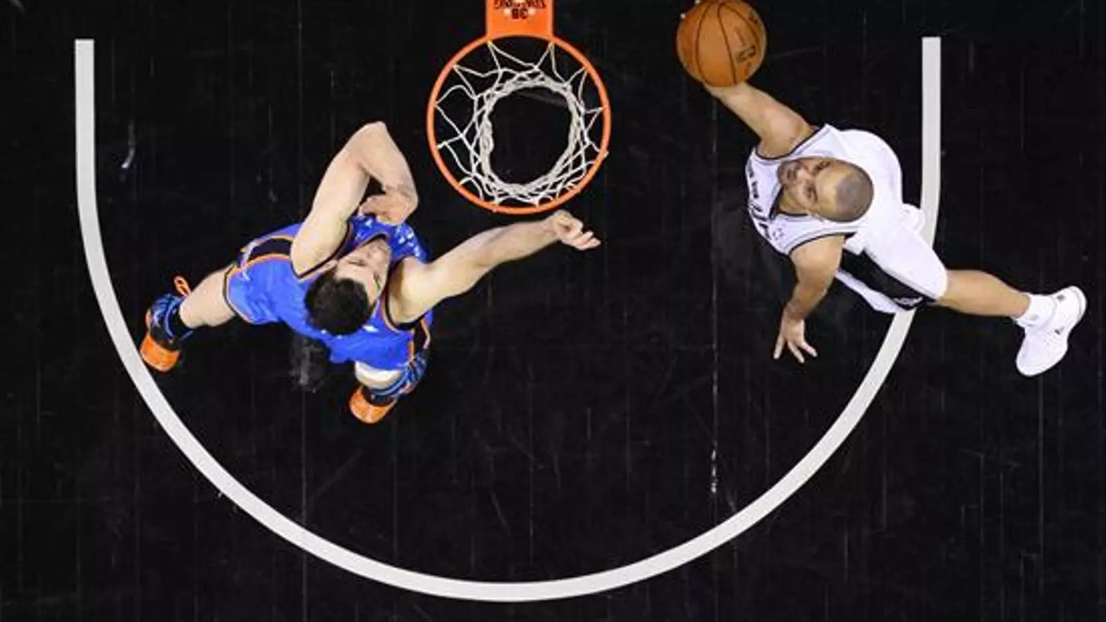 Tony Parker, entrant a cistella contra els Thunder