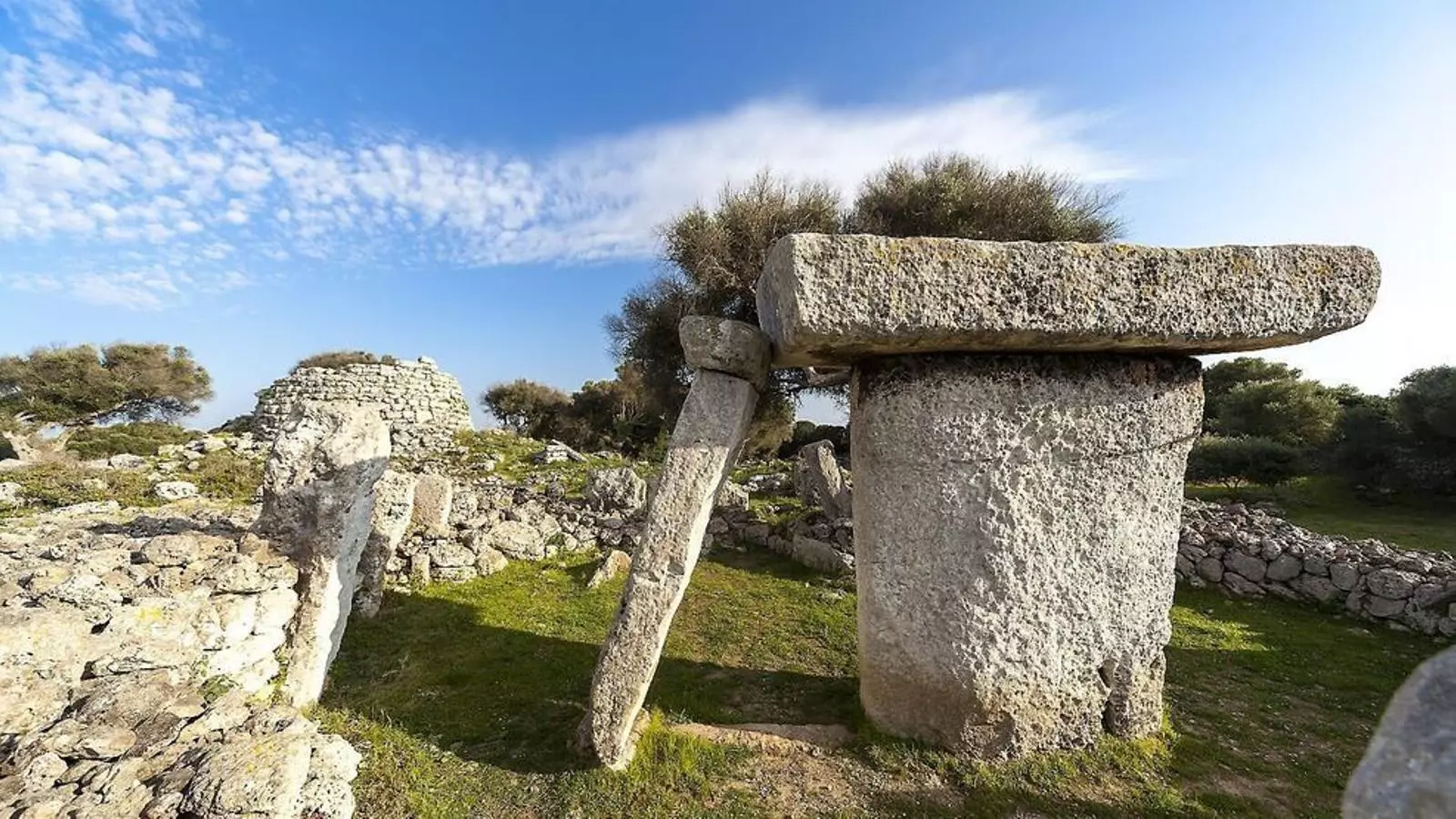 El poblat talaiòtic de Talatí de Dalt és un dels jaciments més importants a Menorca.