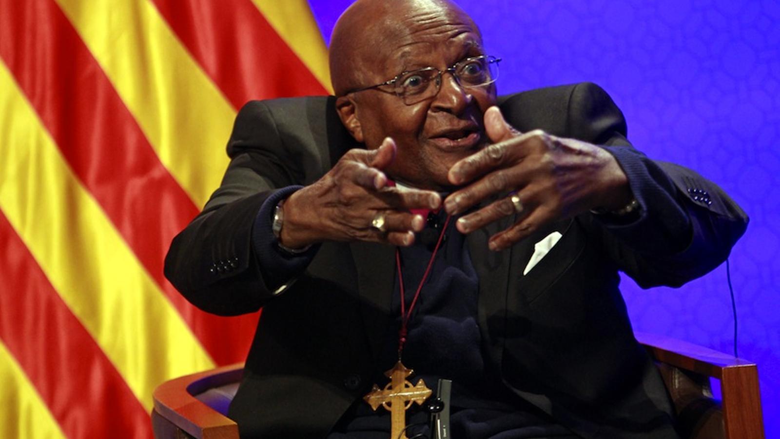 Desmond Tutu, al Palau de la Generalitat. TONI ALBIR / EFE