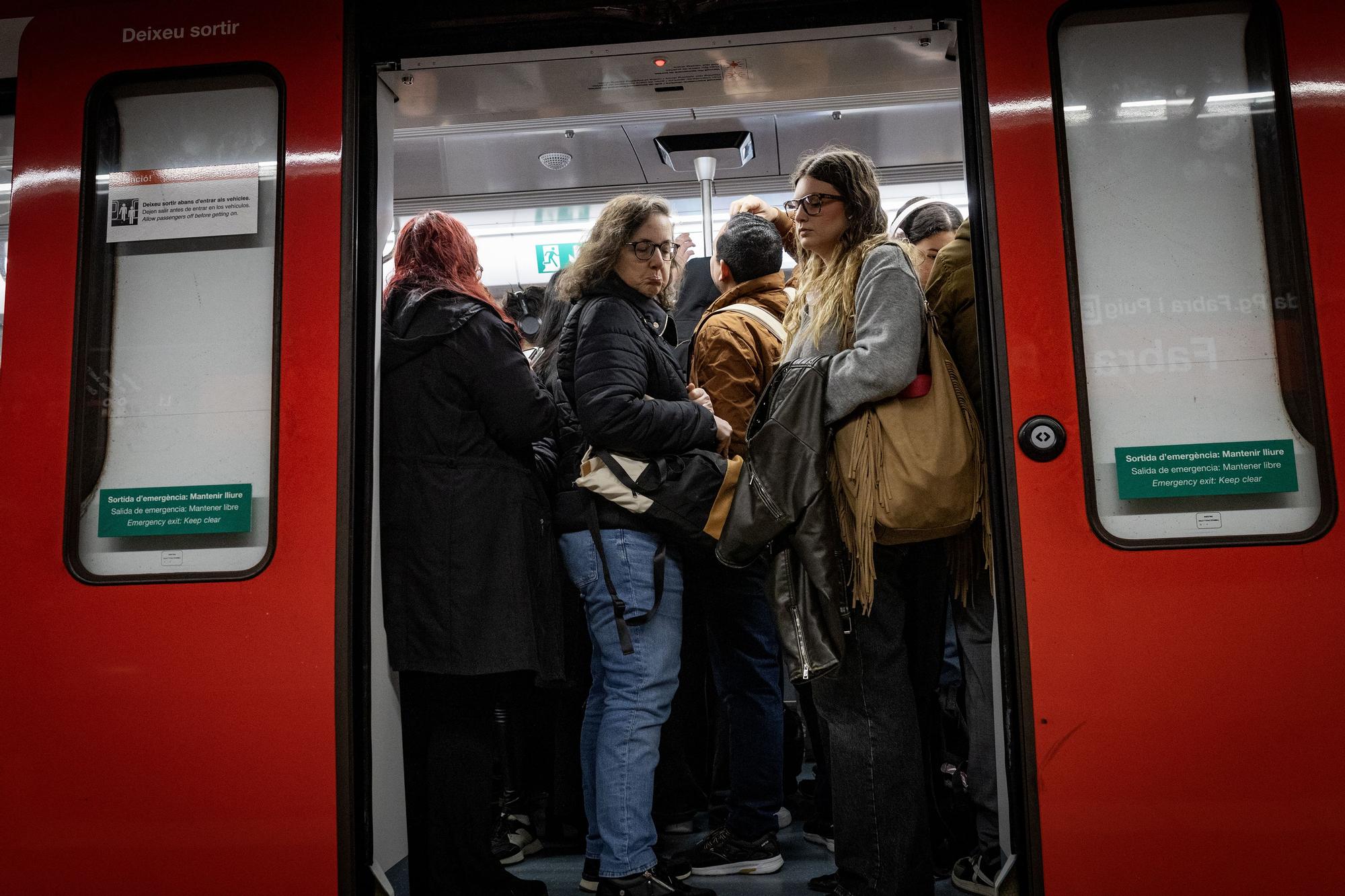 Usuaris del metro atapeïts, a l'estació de Fabra i Puig de Barcelona.