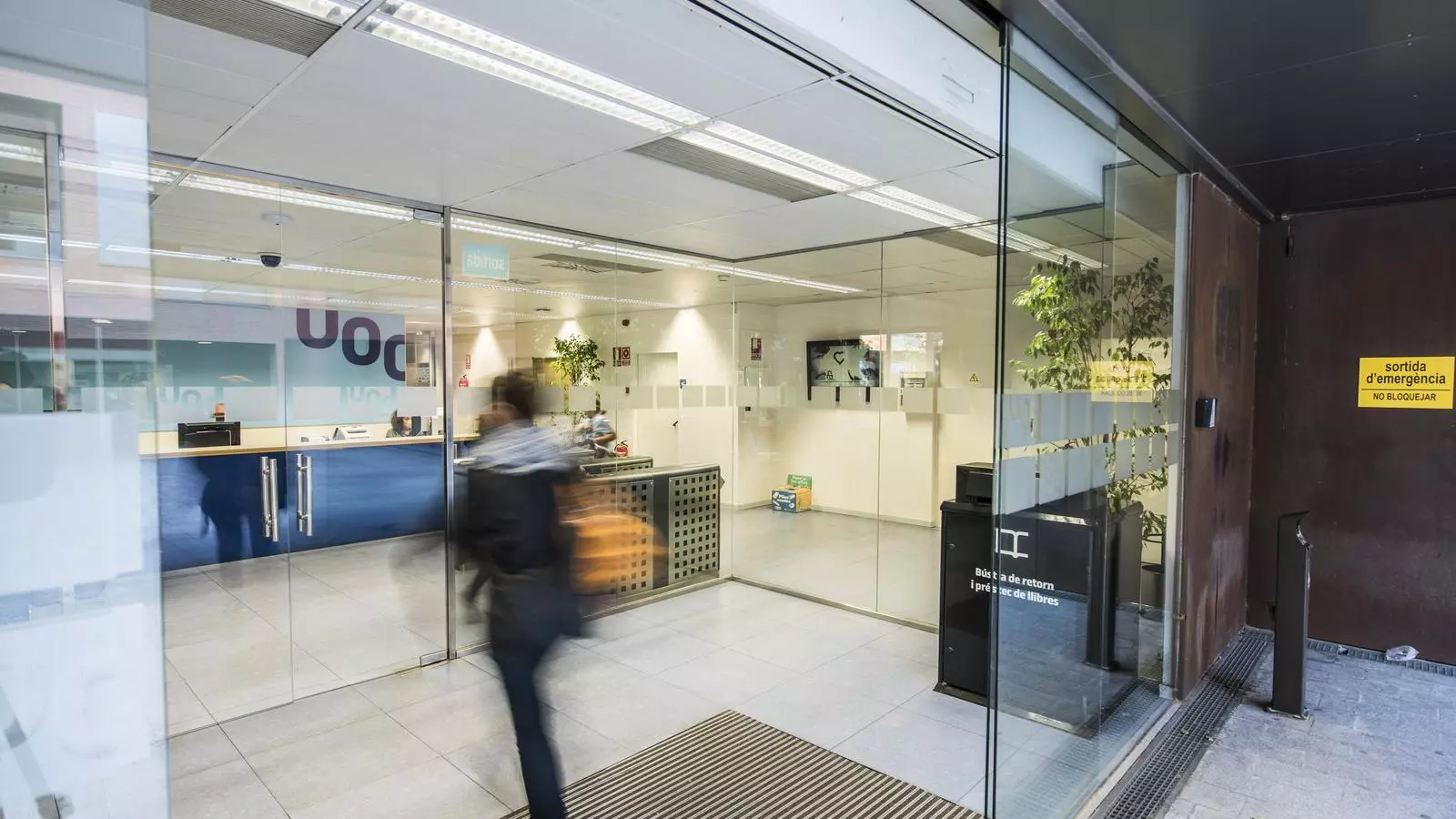 Imatge de l'accés a la seu física de la UOC a Barcelona