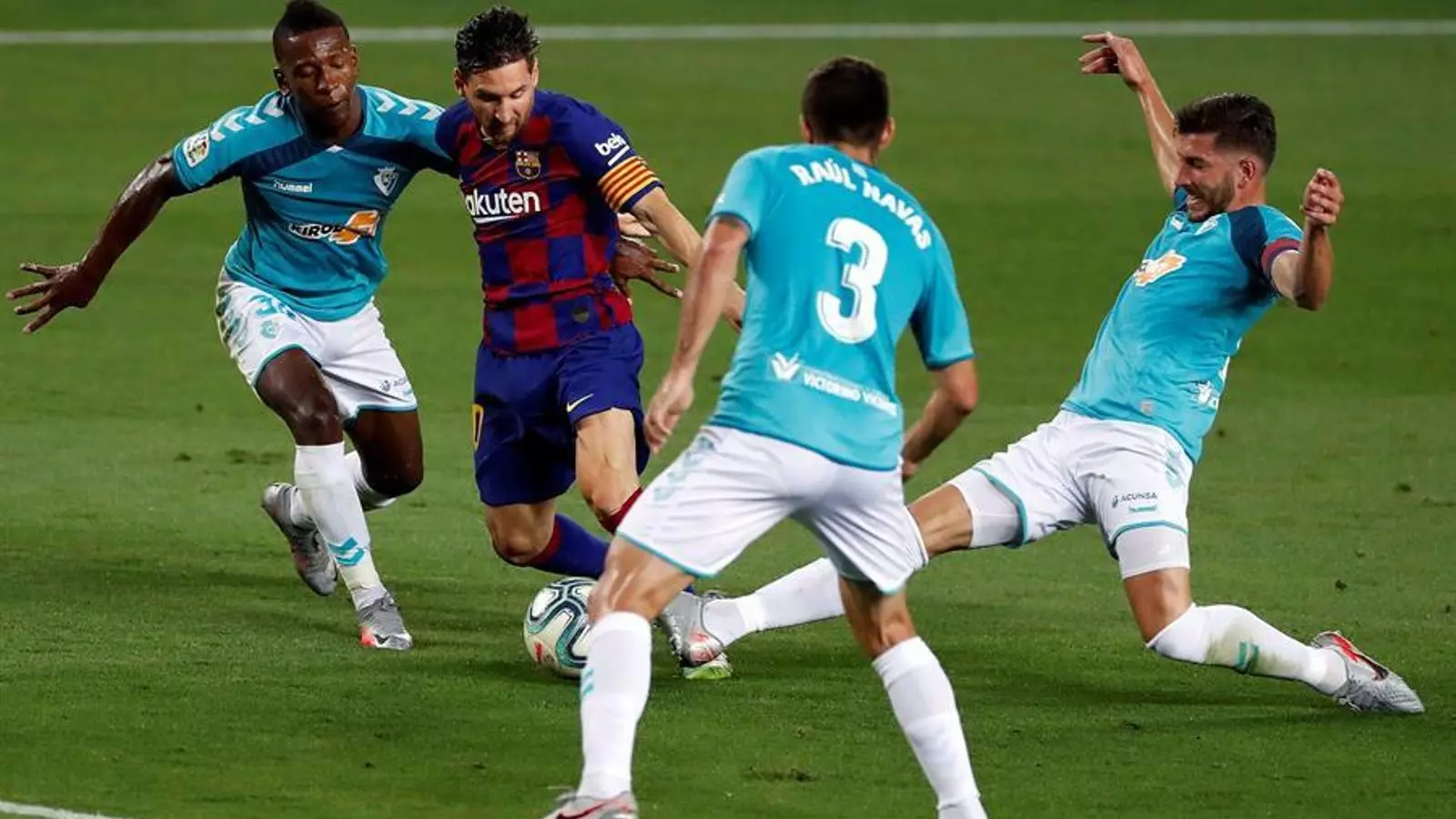 Messi, envoltat de jugadors de l'Osasuna