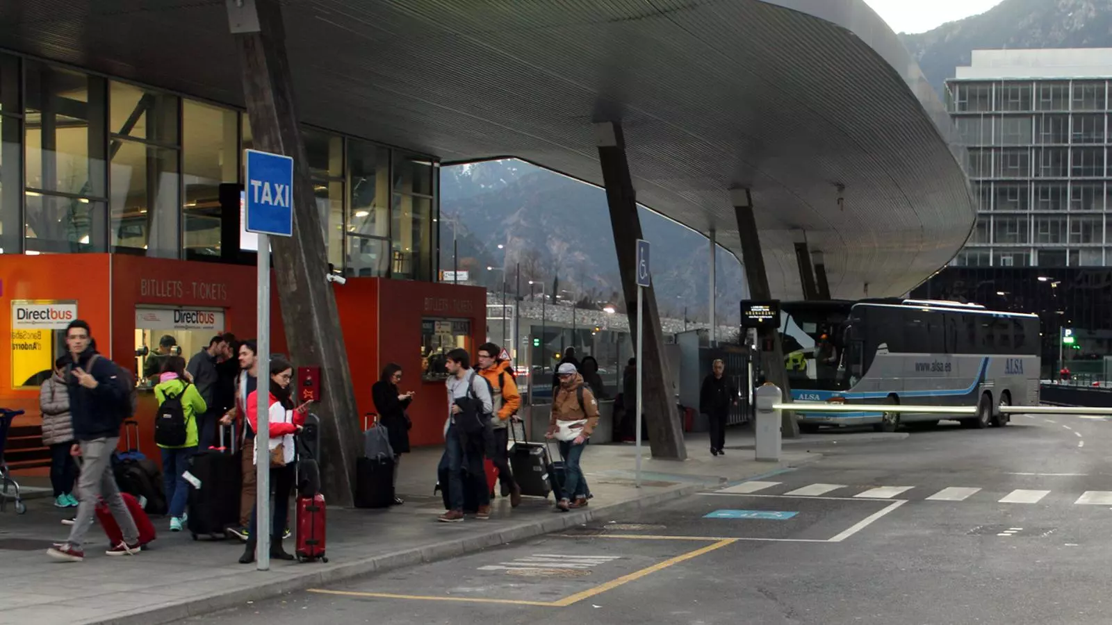 L'estació d'Autobusos és el nexe d'unió entre la independència de viure fora i el confort de tornar amb la família. / T. N.