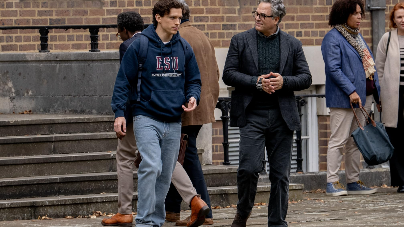 Peter Parker (Tom Holland) with Dr. Bruce Banner (Mark Ruffalo) in the movie Spiderman- A new day