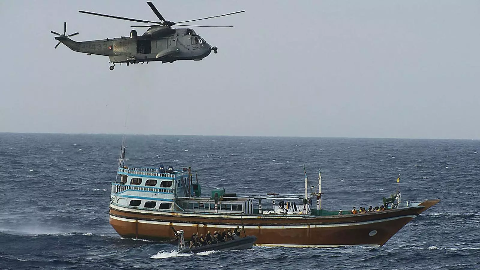 Una patrullera interceptant un vaixell que transportava uns 280 quilos d’heroïna a unes 40 milles de la costa de Tanzània.