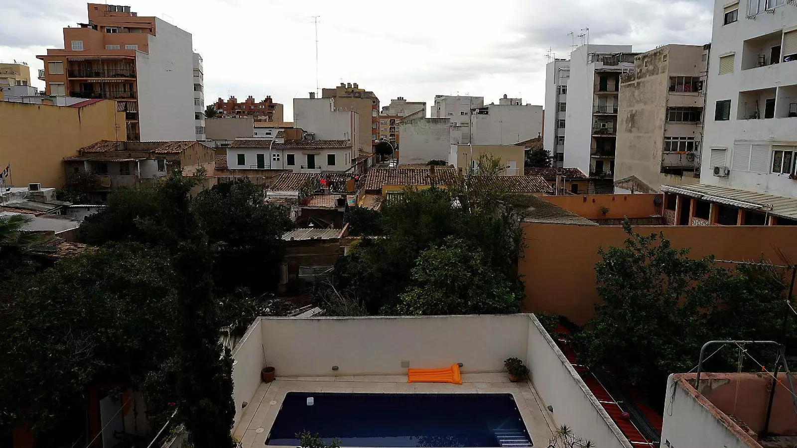 Polèmica per la multiplicació de piscines a Palma