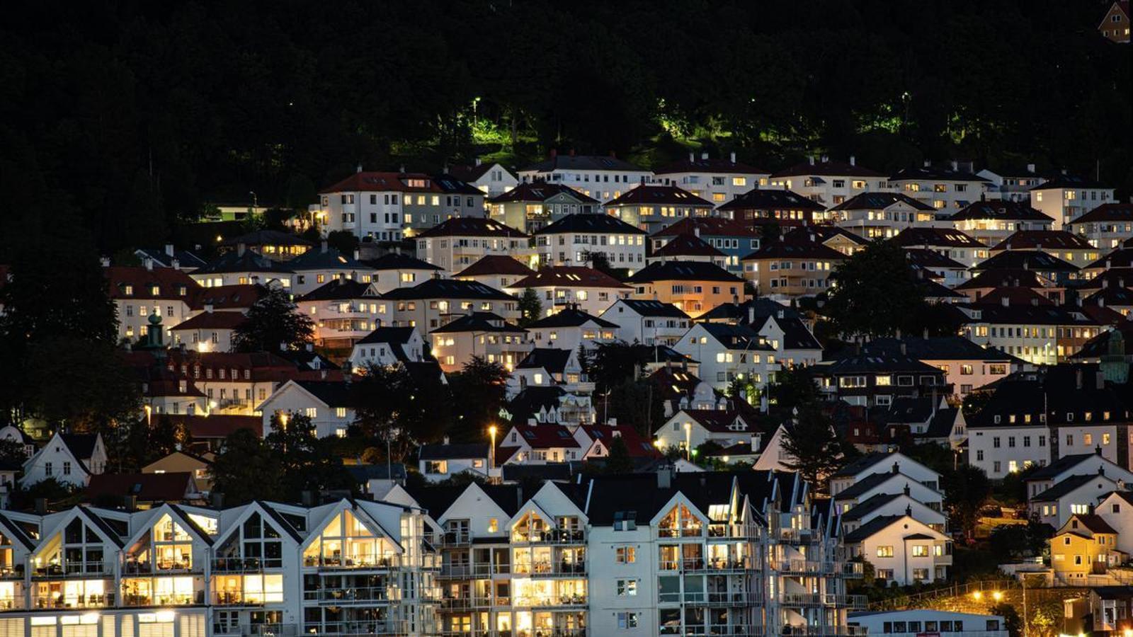Una vista nocturna de casas en Noruega.