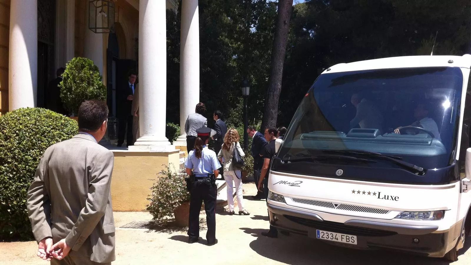 Els representants de Las Vegas Sands, arribant al Palau de Pedralbes. / ALBERT BALANZÀ