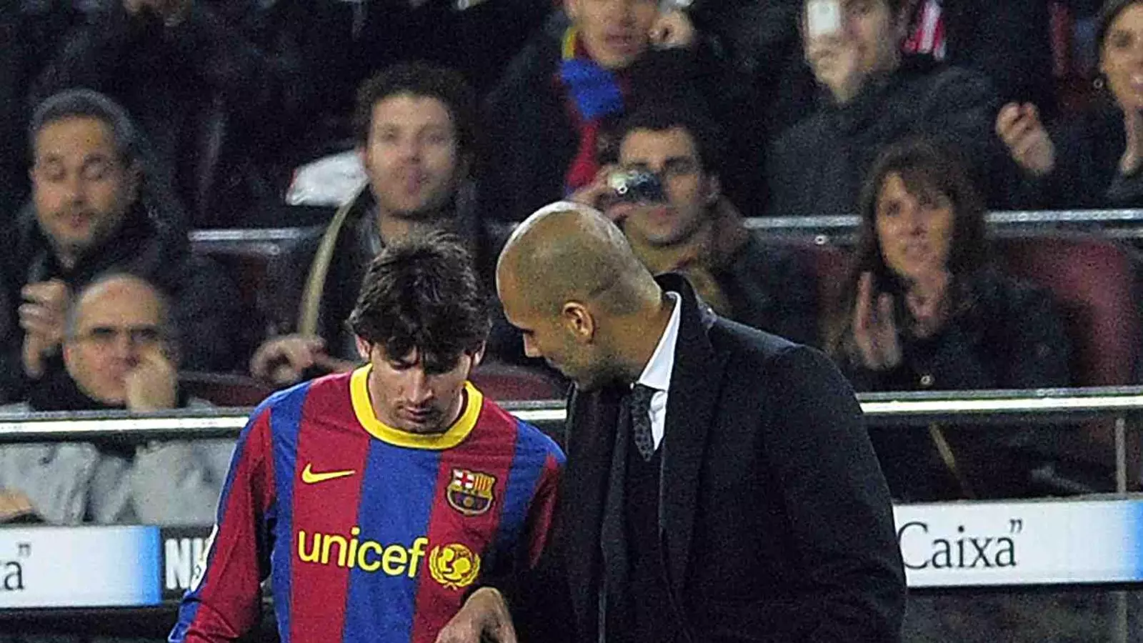Leo Messi parla amb Pep Guardiola abans d'entrar al terreny de joc. JOSEP LAGO / AFP PHOTO