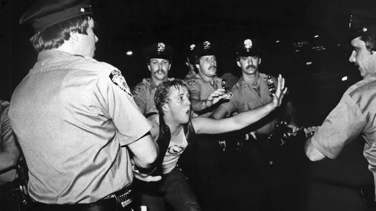 La batuda a l'Stonewall Inn va derivar en aldarulls que es van repetir durant diverses nits als carrers del Greenwich Village / 'Stonewall Uprising' / BETTYE LANE