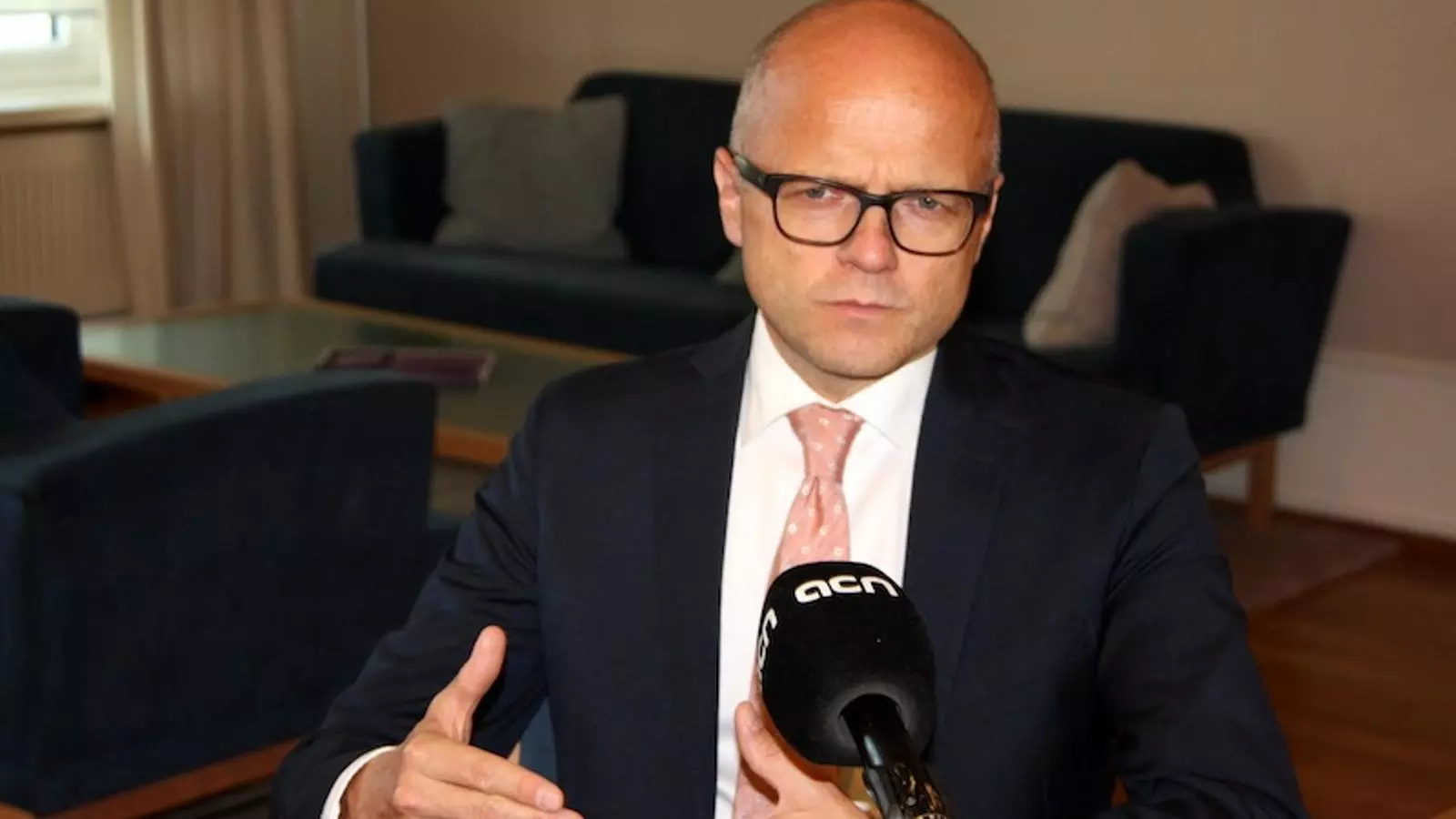 El ministre d'Afers Europeus noruec, Vidar Helgesen, gesticula durant l'entrevista amb l'ACN / ACN
