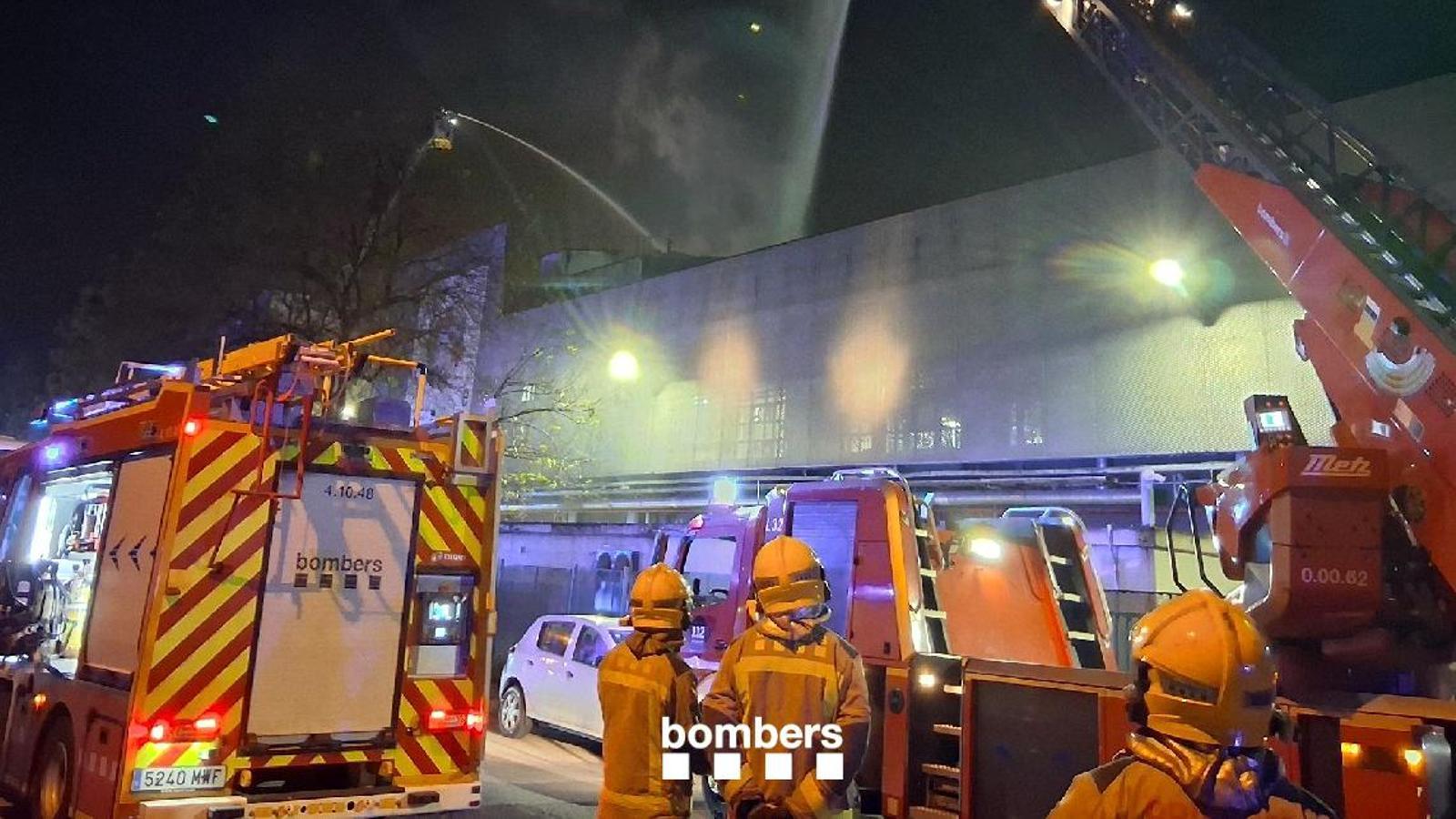 Los Bomberos trabajando en el incendio en la empresa de productos farmacéuticos Euromed, en Mollet del Vallès.