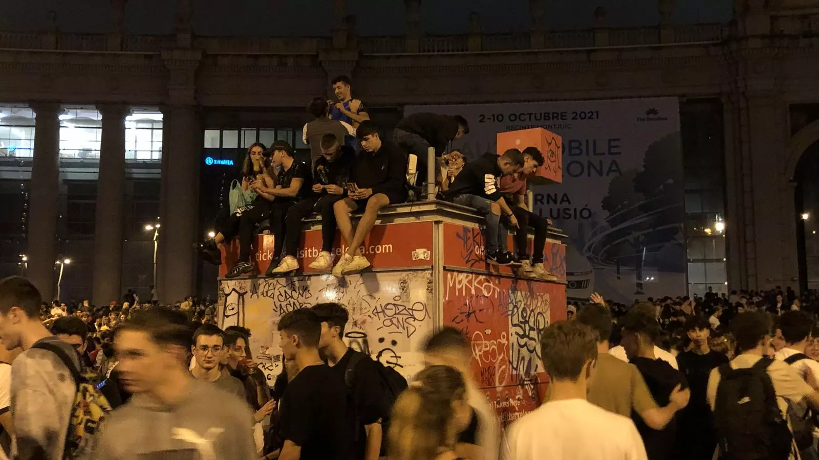 Centenares de jóvenes haciendo el en el bot ellón de plaza España durante la segunda noche de las fiestas de La Merced