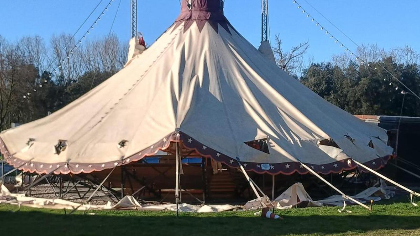 Una de las carpas afectadas por el viento.