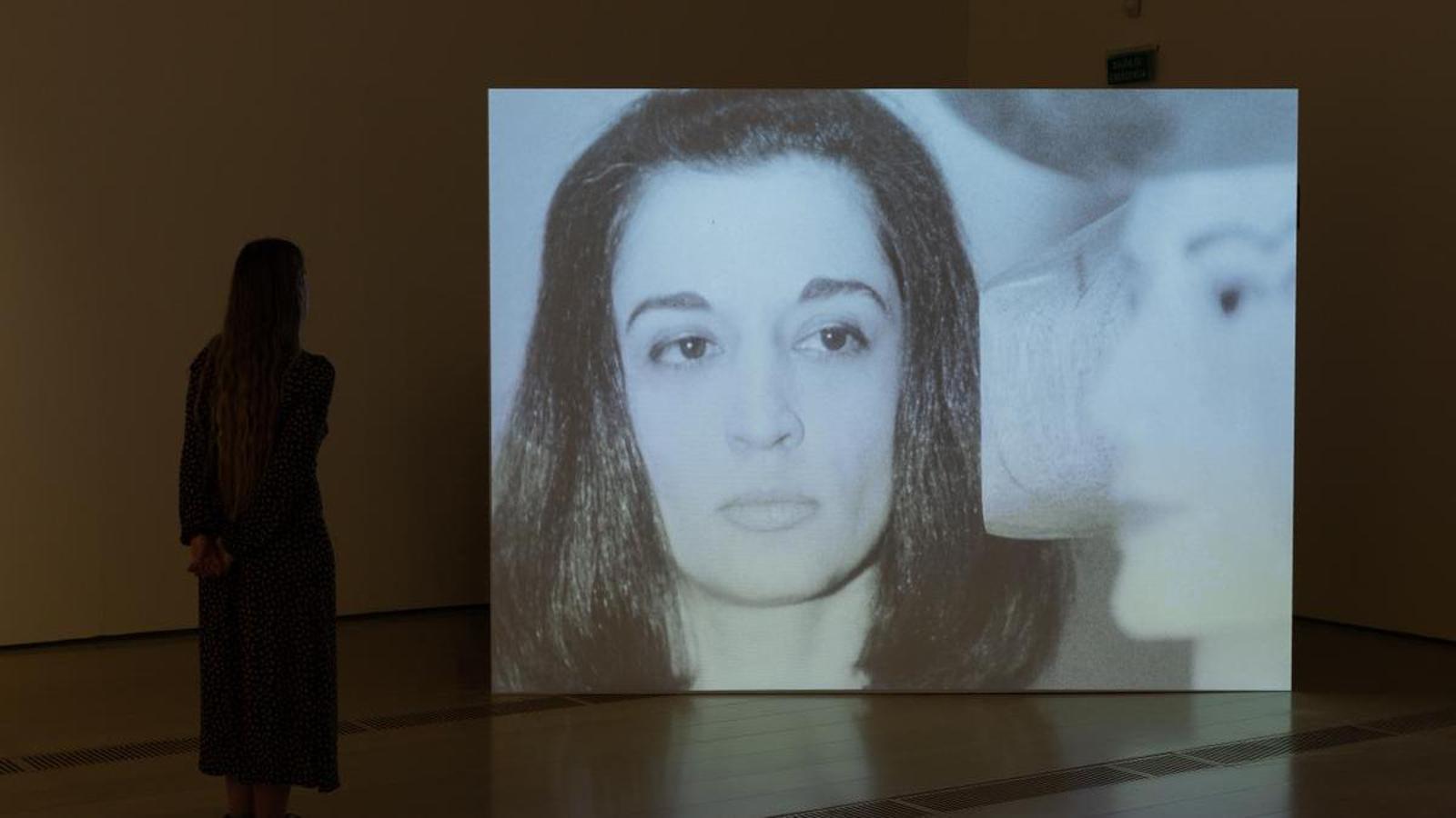 La artista Marisol en una película que se puede ver en la exposición que le dedica el Centro Botín de Santander