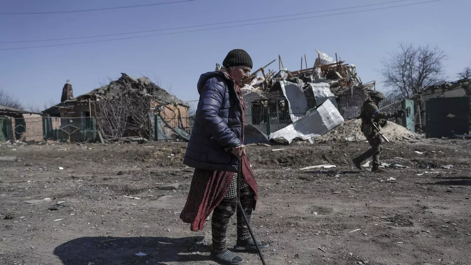 Una dona camina davant d'edificis destruïts pels atacs russos a la regió de Khàrkiv.