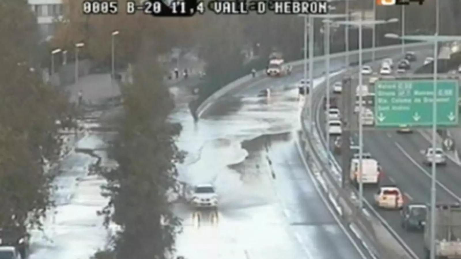 La Ronda de Dalt inundada pel trencament d'una canonada de l'Hospital de la Vall d'Hebron