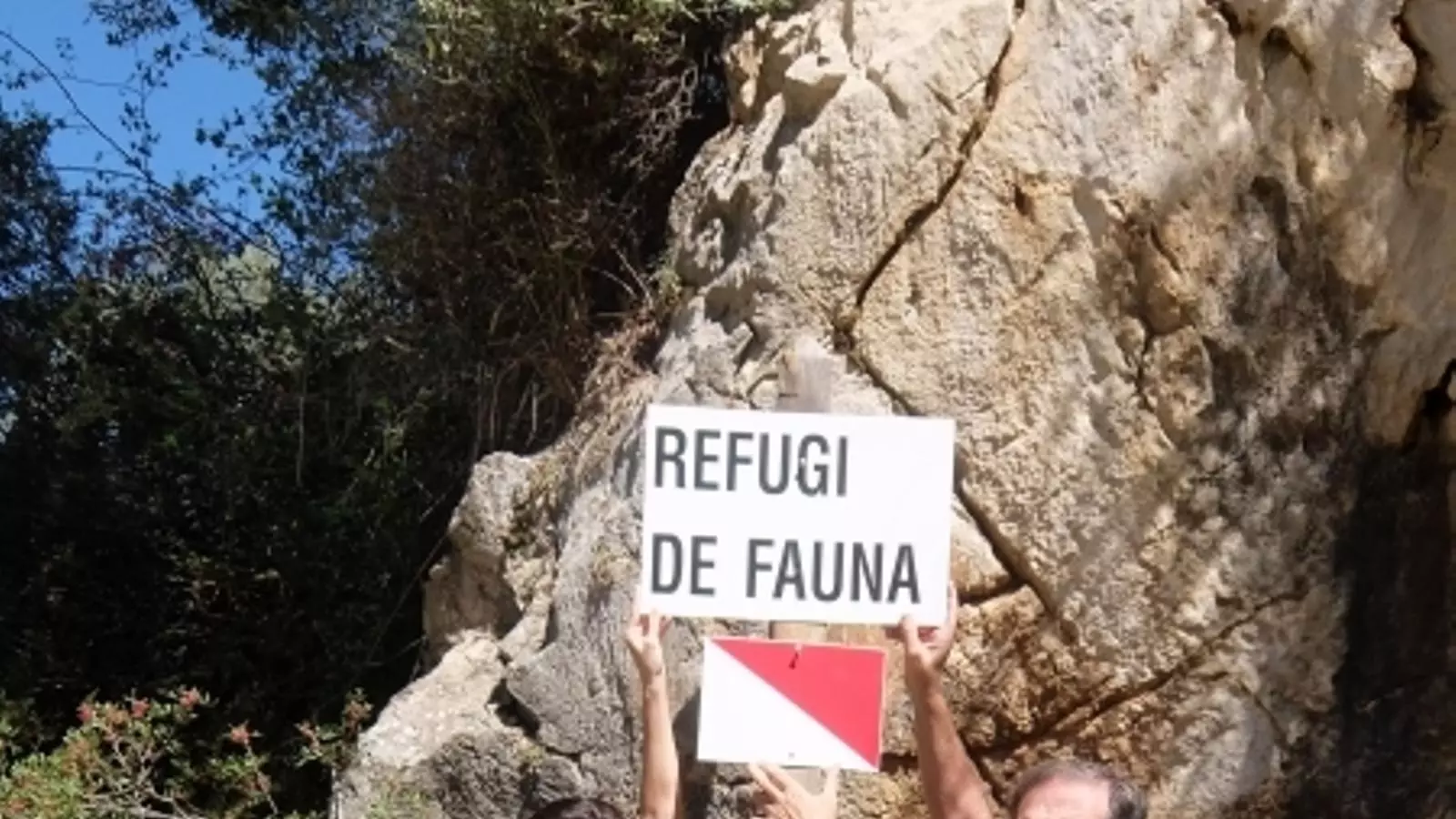 Espeja i Manchado han col·locat el cartell que identifica les finques on estarà prohibit caçar-hi.