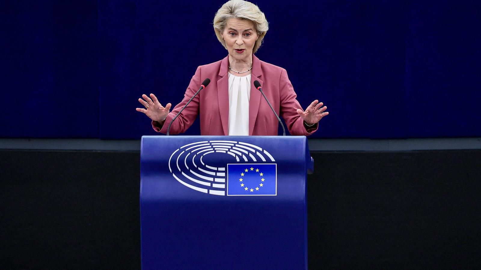 La presidenta de la Comisión Europea, Ursula von der Leyen, interviene en un debate sobre Oriente Medio en el Parlamento Europeo de Estrasburgo.
