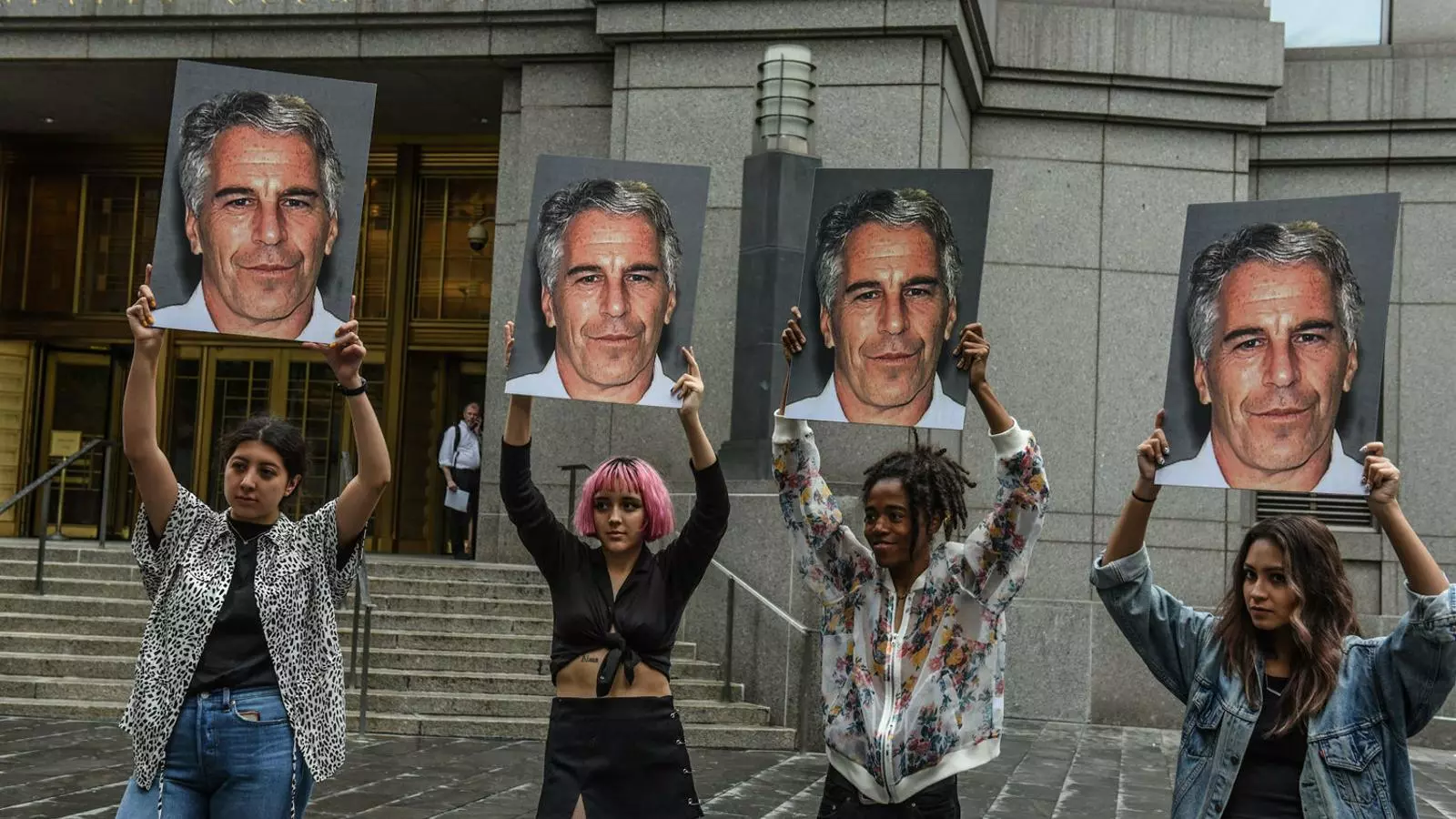 Dues activistes mostrant retrats de Jeffrey Epstein davant del tribunal federal a Nova York el 8 de juliol, dos dies després que el magnat fos detingut.