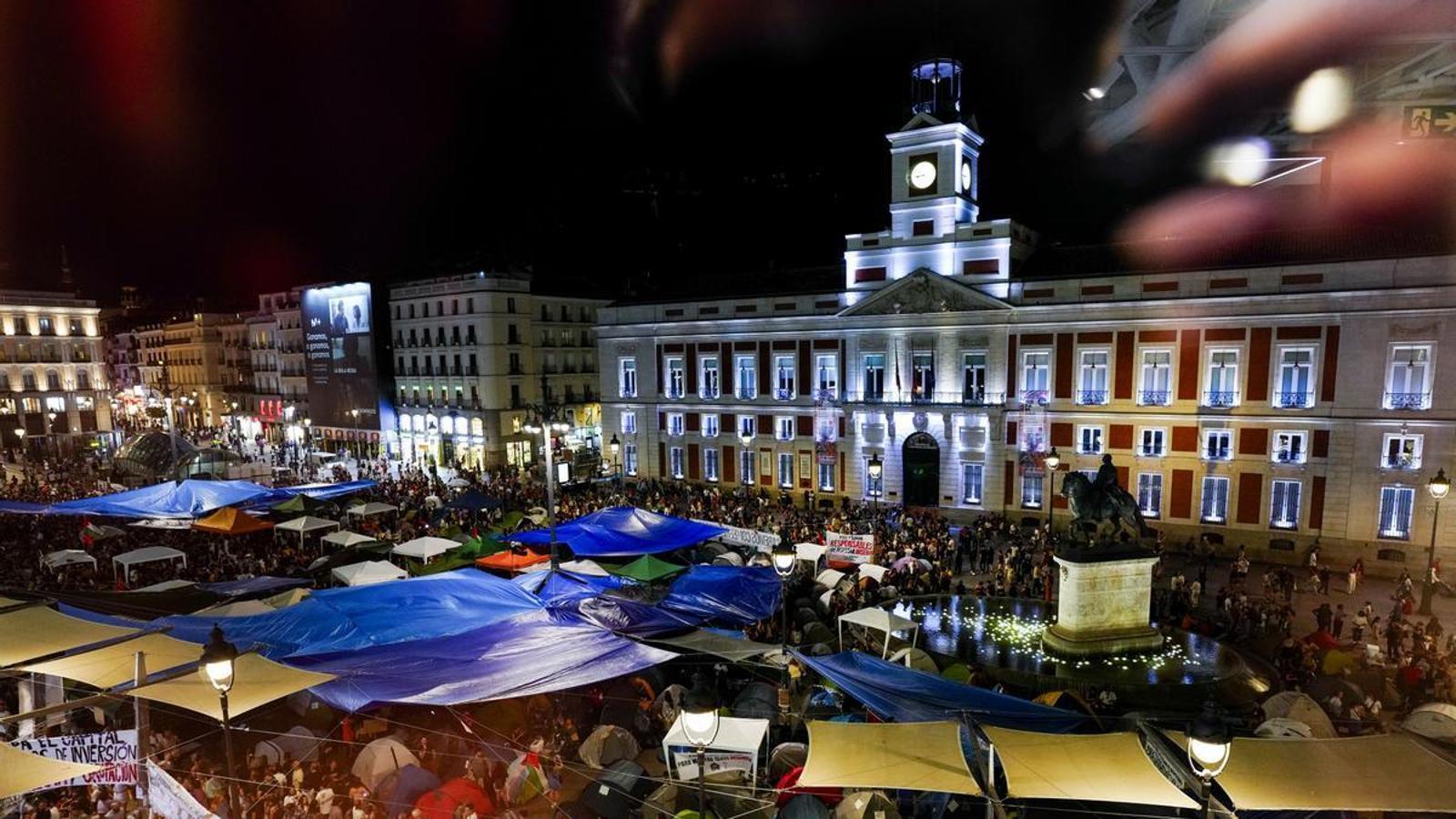 Centenares de acampados en la Puerta del Sol en Madrid convocados por el Sindicato de inquilinos