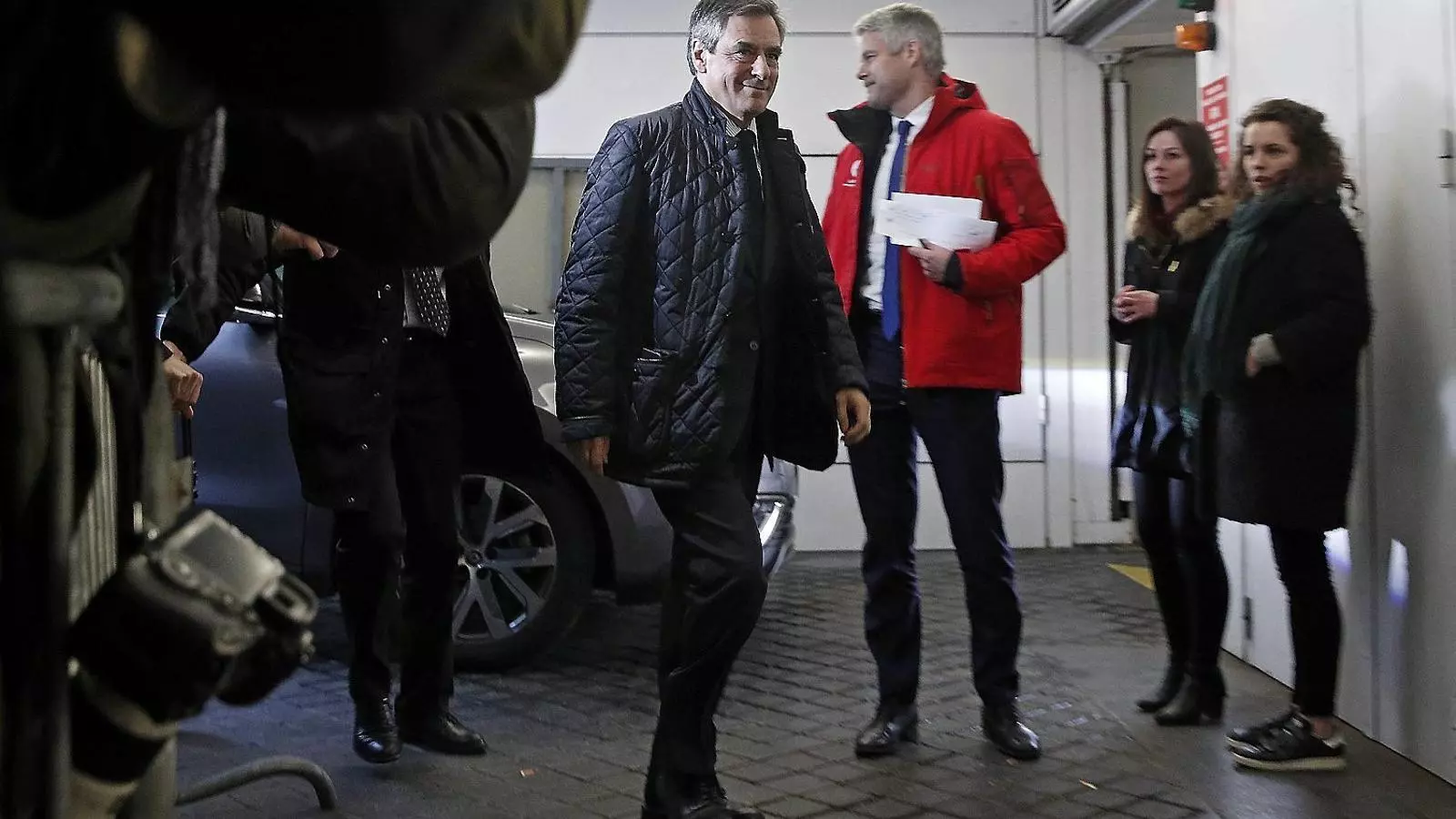 El candidat François Fillon entrant a la seu d’Els Republicans per assistir a una reunió de la formació conservadora ahir a París.
