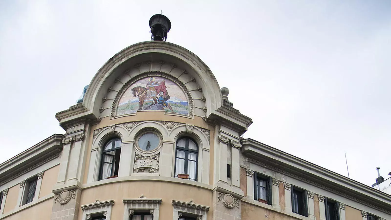 L’obra noucentisa d’August Font i Carreres al carrer del Clot cantonada amb Rafael Capdevila.