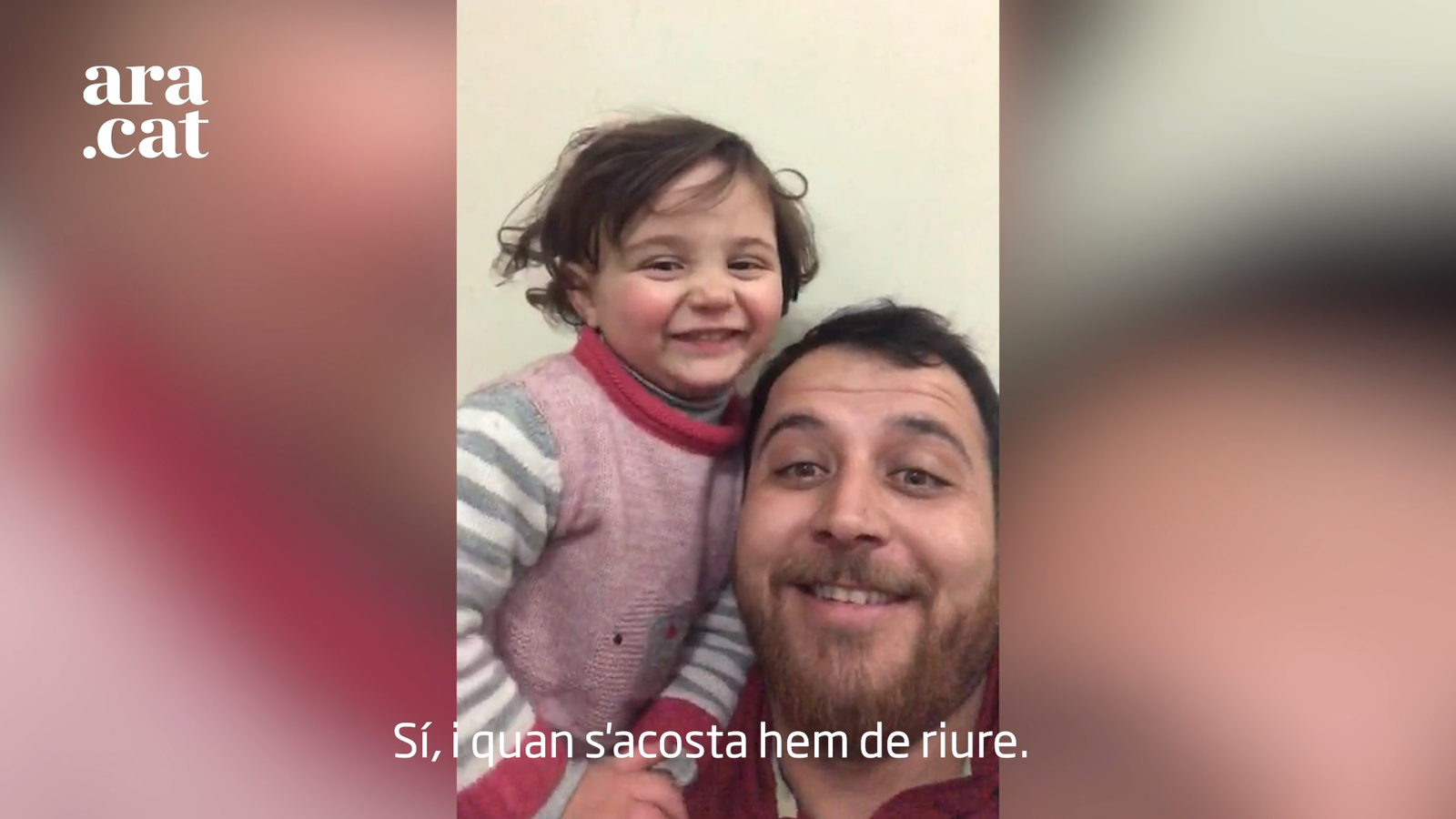 El pare que fa riure la seva nena de les bombes a Síria: "Ja no es creu que són petards, però segueix sent el nostre joc"